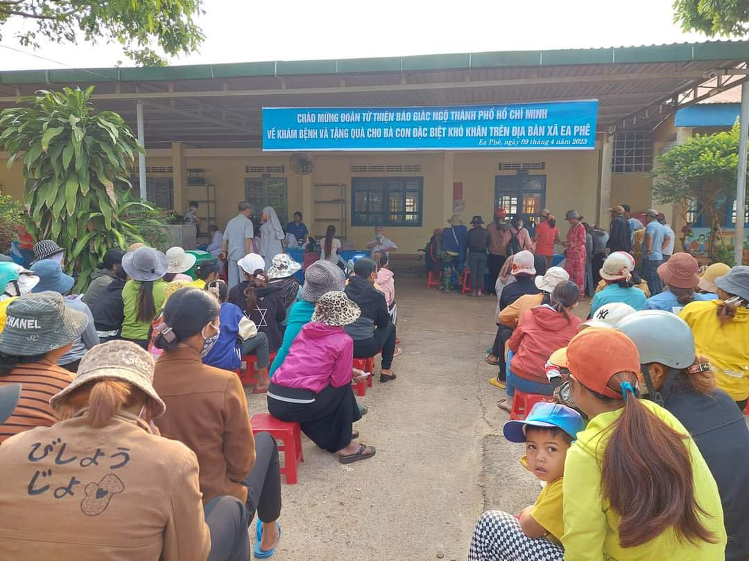 UBND xã Ea Phê với hợp với đoàn từ thiện Báo Giác Ngộ Thành phố Hồ Chí Minh và chùa Phước Nghiêm xã Ea Phê tổ chức khám bệnh, cấp thuốc miễn phí và tặng quà cho bà con có hoàn cảnh đặc biệt khó khăn trên địa bàn xã.